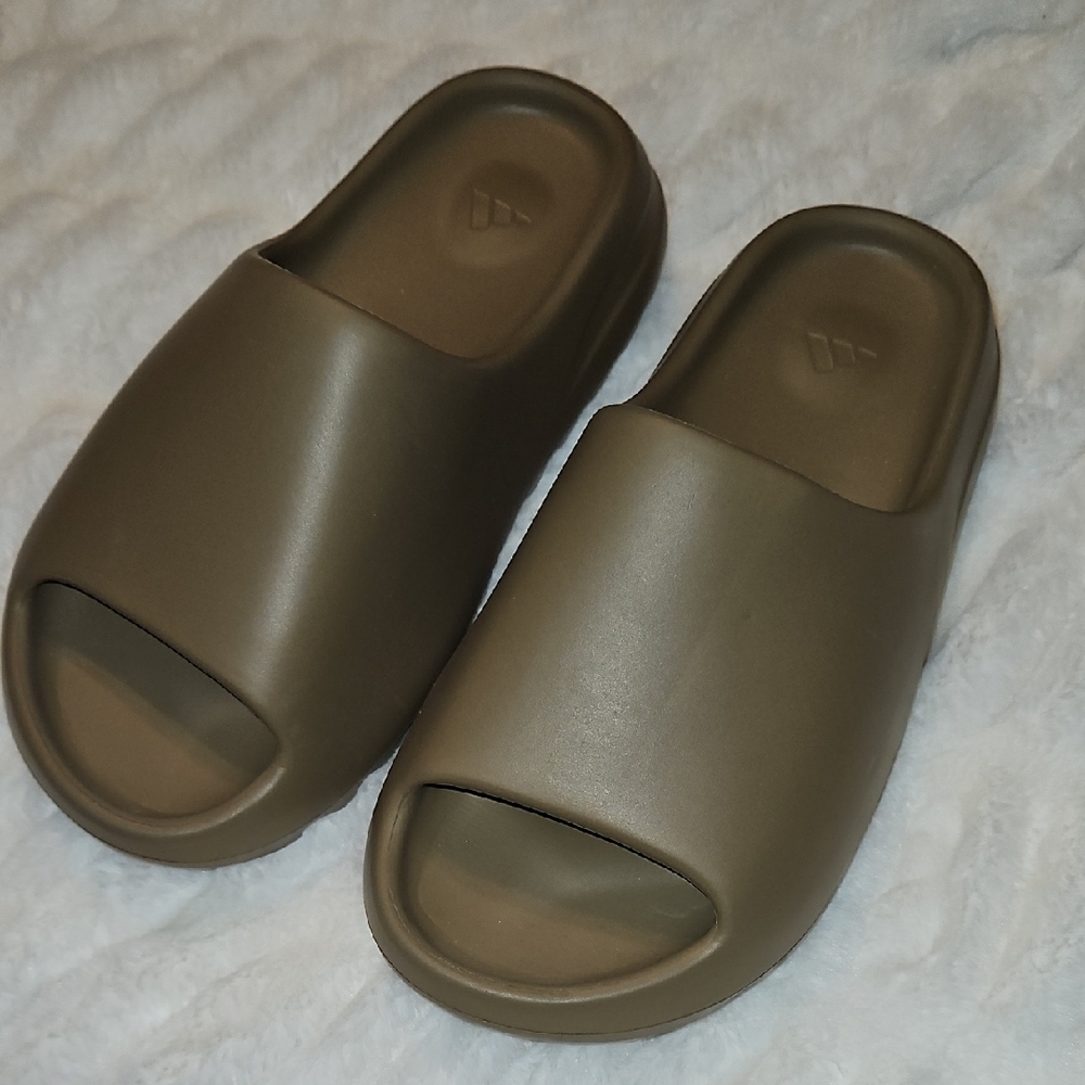 Yeezy Slide Sandals in Olive/Khaki